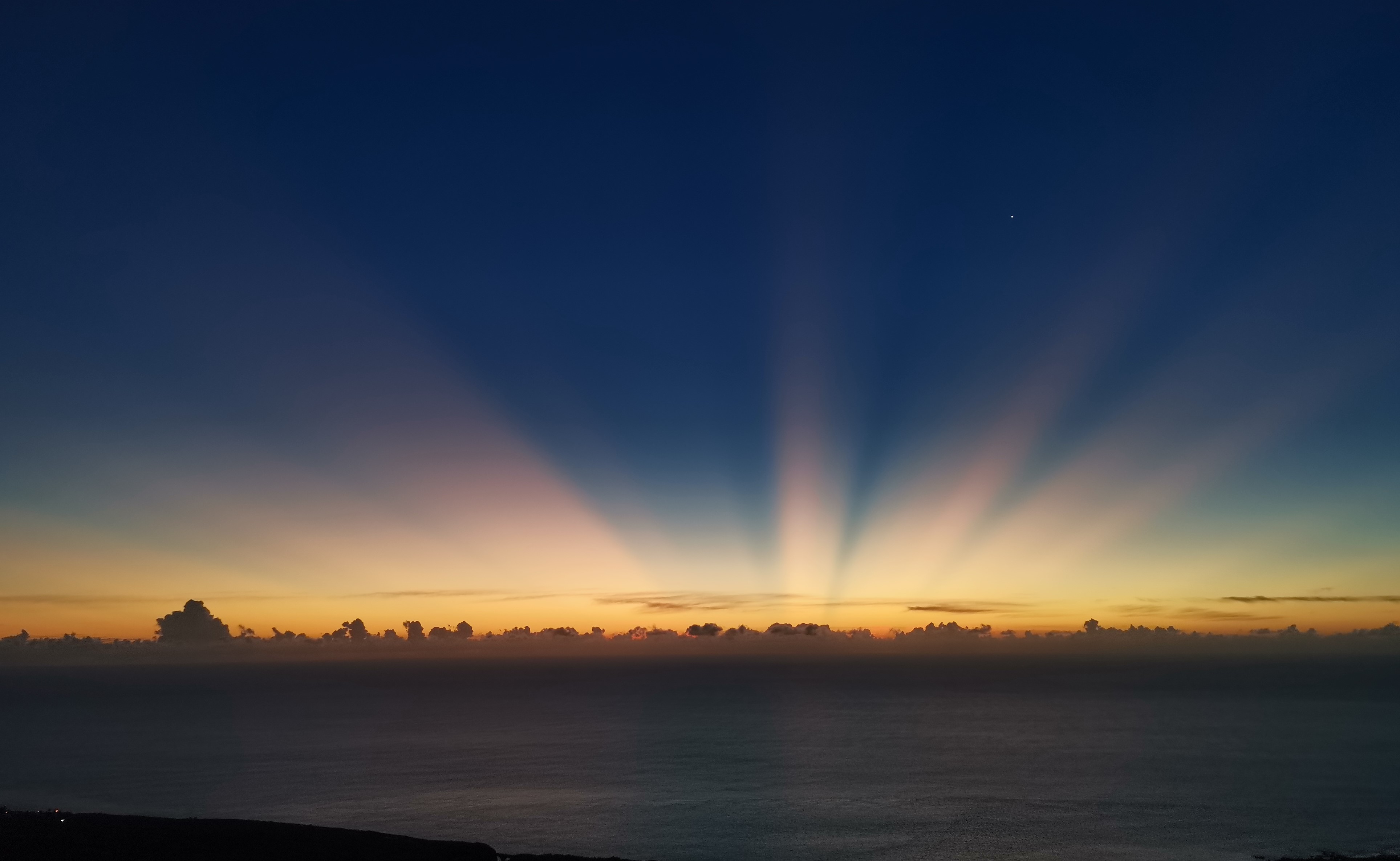 Rayons du soleil au crépuscule